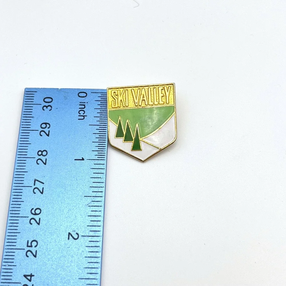 Vintage Ski Valley Lost Areas Naples New York‎ Enamel Pin Gold Tone Shield